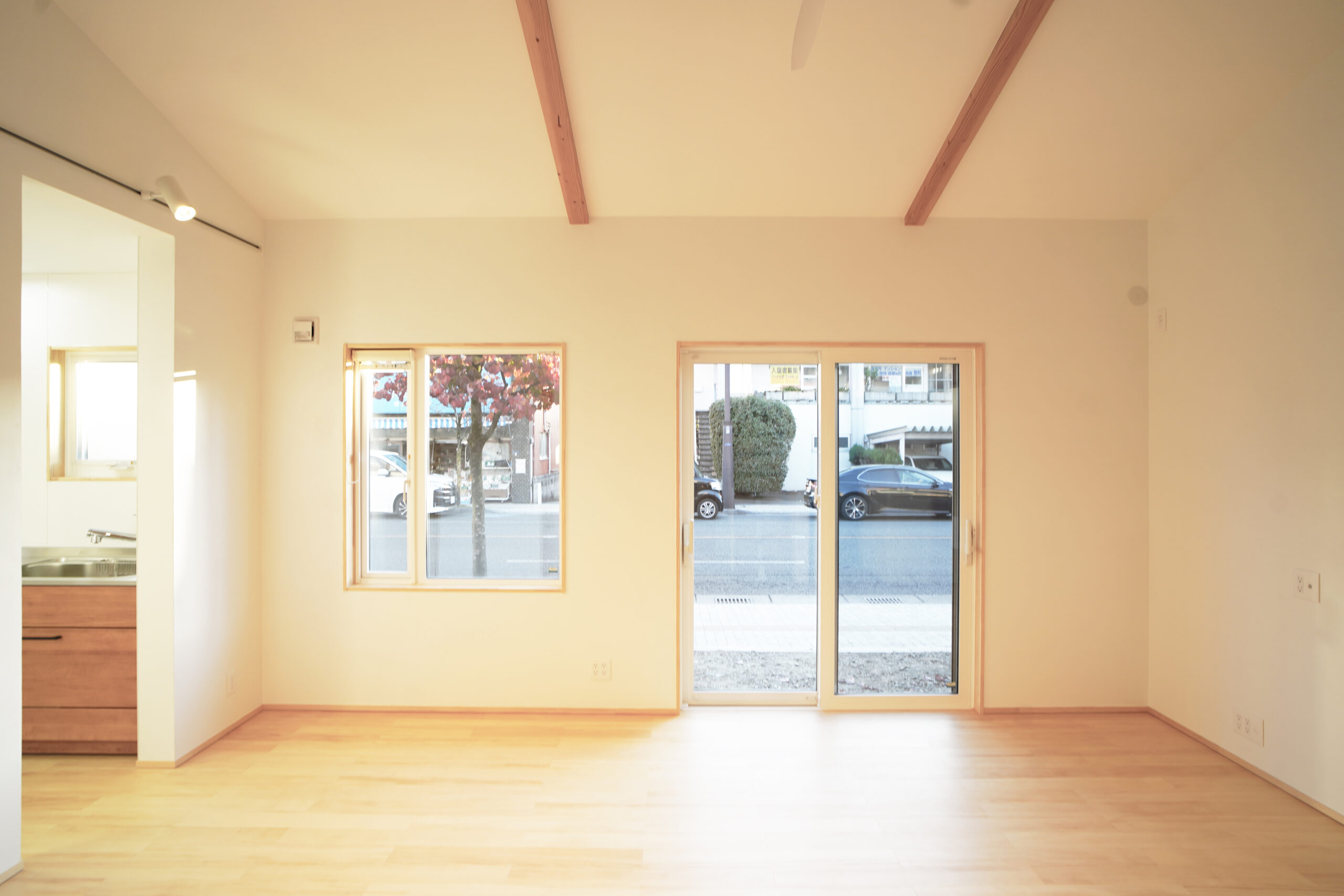 開放感を演出する大きな窓と斜め天井。