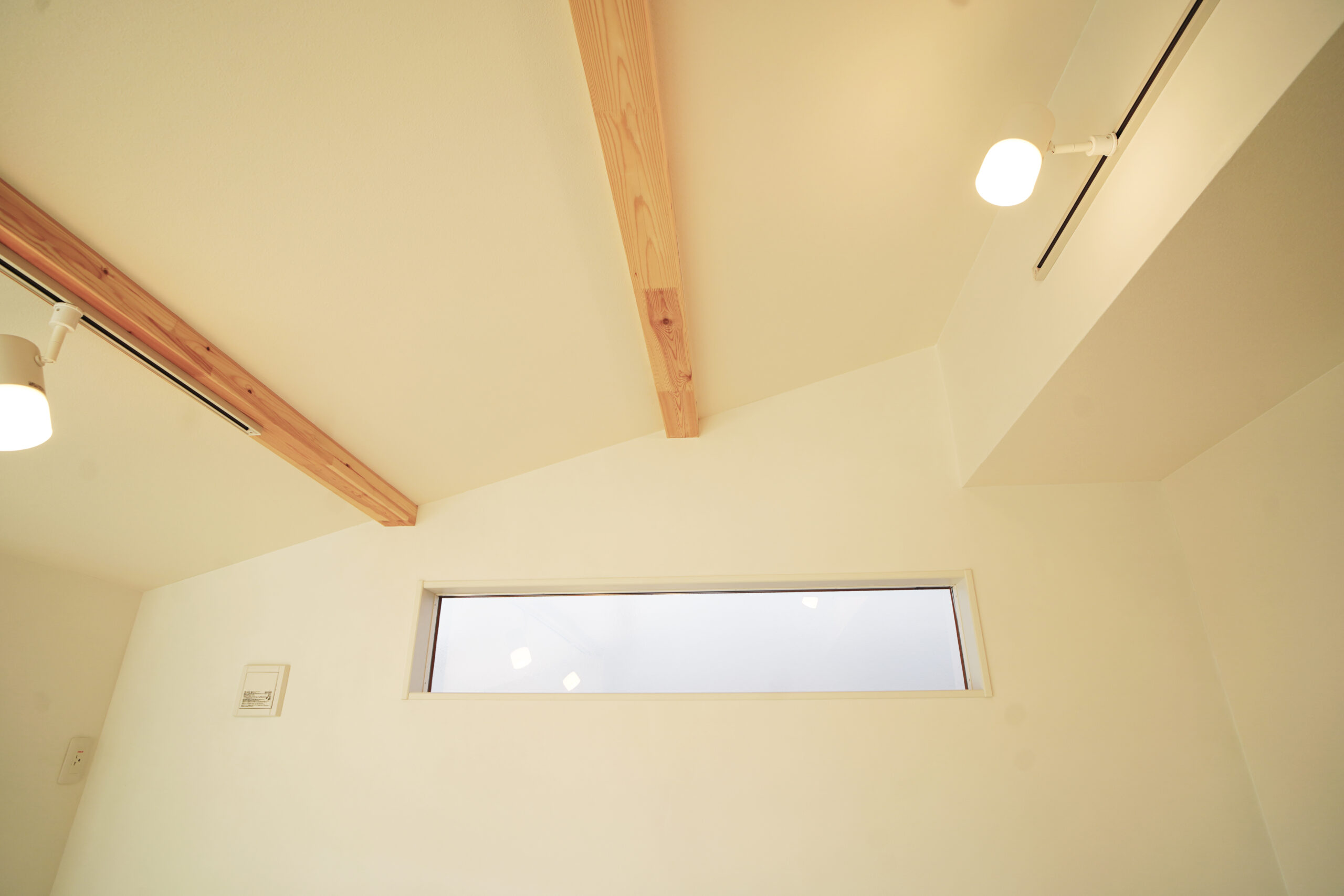 おしゃれな梁のある斜め天井