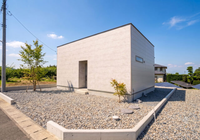 シンプルな「ハコ」の中には、こだわりの大空間。ギャップを楽しむ平屋（南アルプス市）